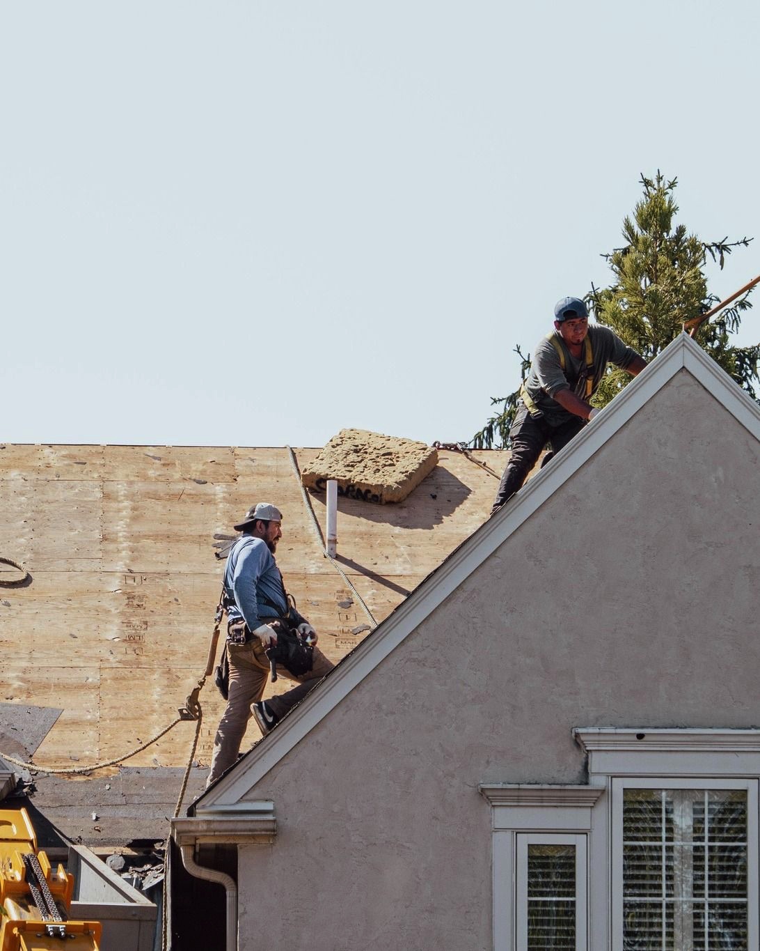 Carrera Contractor roofing crew working on a Southern California home